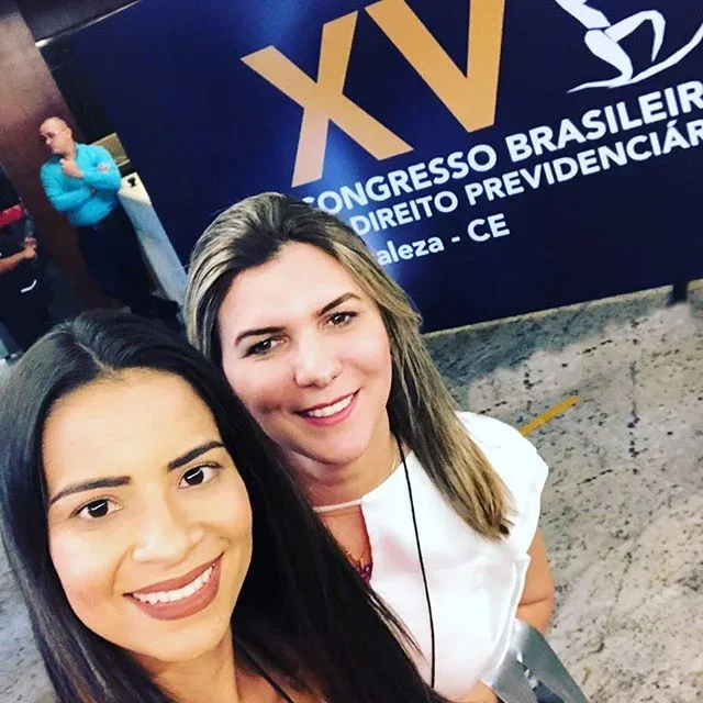 Selfie de Juliana Alves, à esquerda, e Karina Goubetti diante do painel do XV Congresso Brasileiro de Direito Previdenciário
